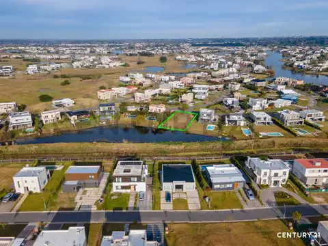 Lote al agua con salida directa al espejo – El Cantón Golf | Nuevo Precio – Oportunidad