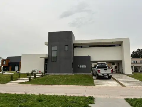 Casa en Venta en Countries y Barrios Cerrados en Ezeiza, USD 255.000