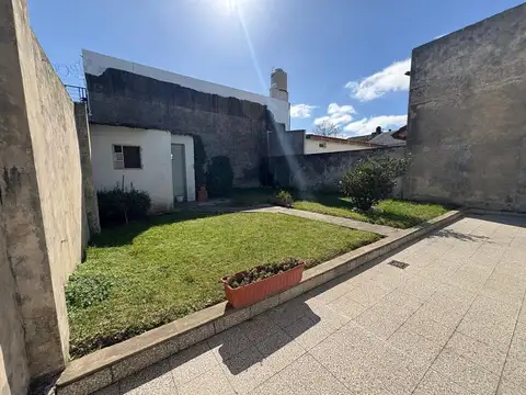VENTA CASA MULTIFAMILIAR CON JARDIN Y COCHERA
