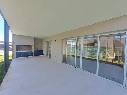 Casa 6 ambientes con 2 baños