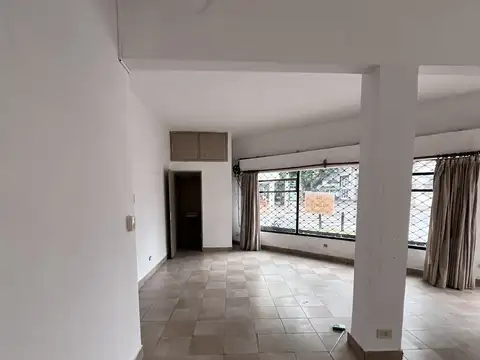 LOCAL SOBRE ESQUINA EN ALQUILER