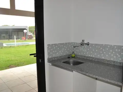 Casa en Alquiler con 1 cochera