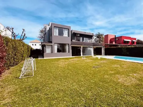 Casa 4 ambientes con 3 baños
