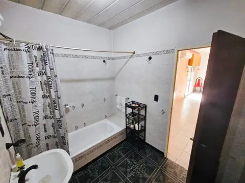 VENTA CASA 5 AMBIENTES  JOSE C PAZ CON LOCAL