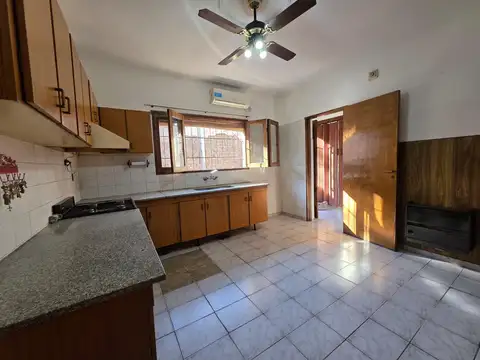Venta de casa en cuarta seccion, ciudad de Mendoza, tres dormitorios, cochera doble y patio