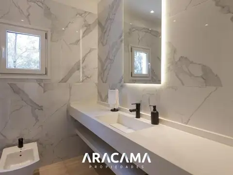Casa en Alquiler con 5 cocheras