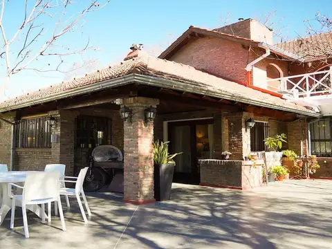 Casa 8 ambientes con 4 baños