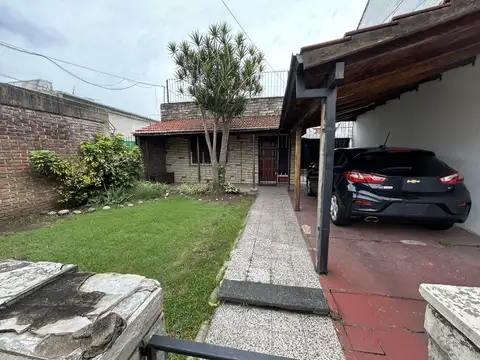 CASA CON GALPÓN SOBRE LOTE DE 8.66X30.
