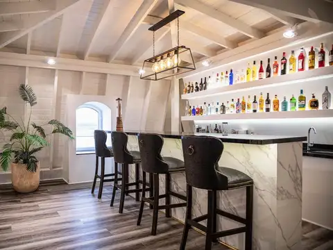 Casa 8 ambientes con 4 baños