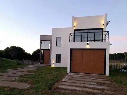 Casa en venta - 3 Dormitorios 4 Baños - 1050mts - Costa Esmeralda 