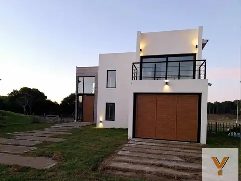 Casa en venta - 3 Dormitorios 4 Baños - 1050mts - Costa Esmeralda 