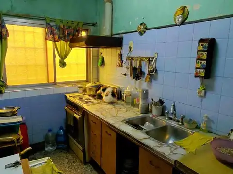 CASA DE 3 AMBIENTES CON COCHERA Y GRAN TERRENO