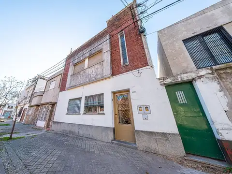 Venta casa 4 dormitorios con patio en Luis Agote