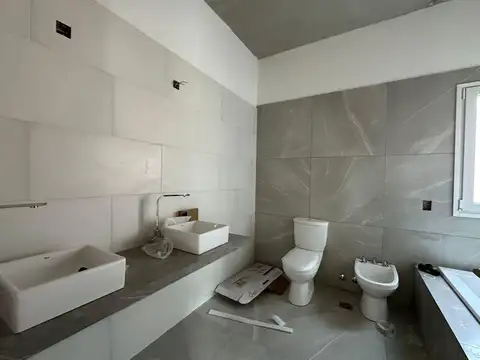 Casa en venta - 4 Dormitorios 3 Baños - Pinamar