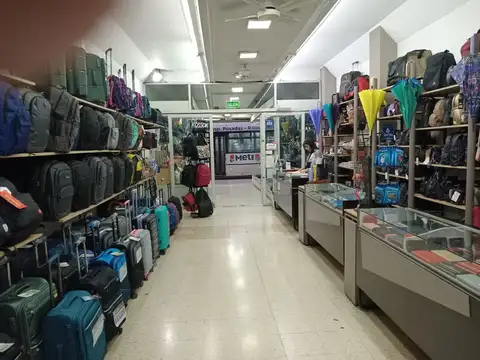 Excelente local y ubicacion sobre Avenida Rivadavia al 11200