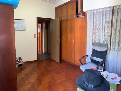*EMBLEMATICO CHALET DE LA ZONA SOBRE LOTE DE 10 X 30. *EN 2 PLANTAS DE 6 AMB. *DETALLES DE CATEGORIA Y CARPINTERIA EXCLUSIVOS