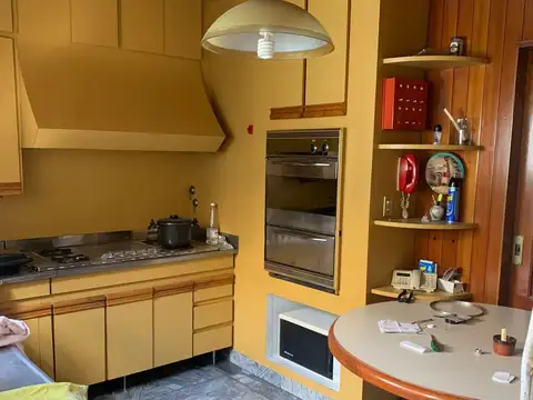*EMBLEMATICO CHALET DE LA ZONA SOBRE LOTE DE 10 X 30. *EN 2 PLANTAS DE 6 AMB. *DETALLES DE CATEGORIA Y CARPINTERIA EXCLUSIVOS