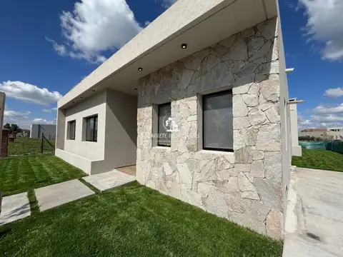 Moderna Casa en venta de 5 ambientes y fondo a verde. Barrio Santa Sofia. Pilar