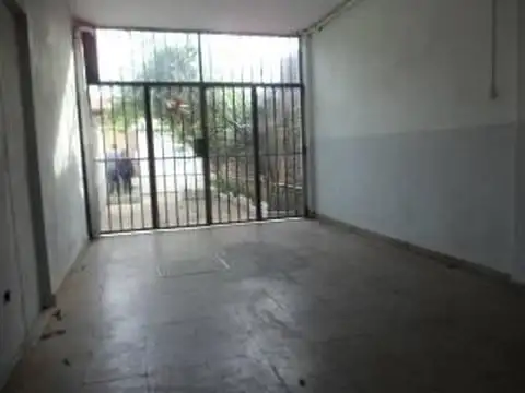 Departamento Tipo Casa Alquiler con garaje patio lavadero y fondo verde.
