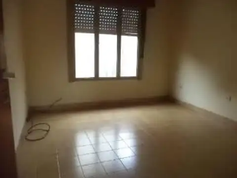 Departamento Tipo Casa Alquiler con garaje patio lavadero y fondo verde.