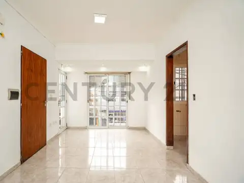 Departamento monoambiente con patio y balcón en la plata