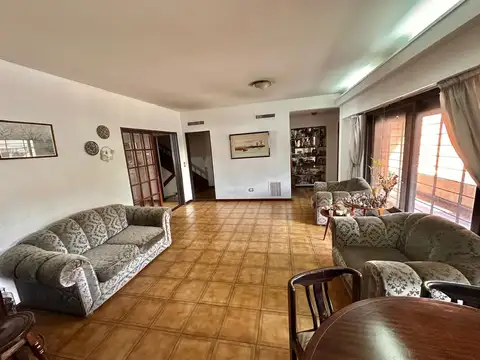 Casa en Venta con 4 cocheras