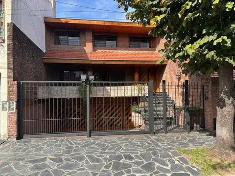 VENTA CASA CASTELAR - 4 dorm - Jardin - 4 cocheras