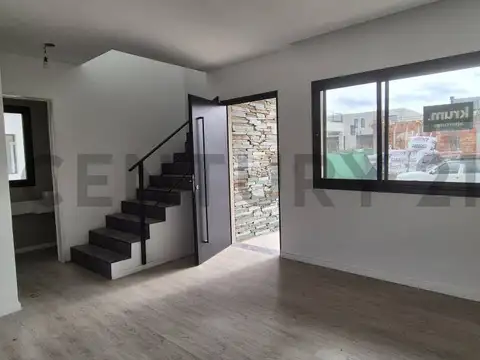 Casa tipo Dúplex 5 ambientes con jardín privado en Pilar