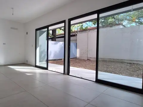 Casa en Alquiler con 2 cocheras