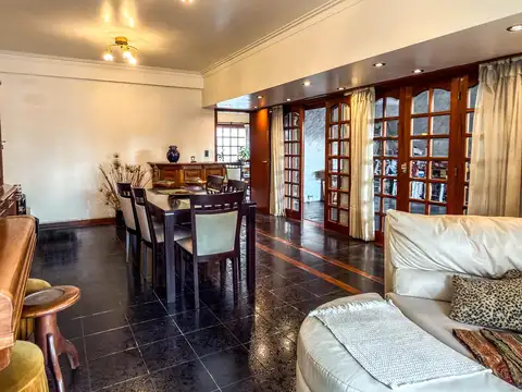 Casa 6 ambientes con 4 baños