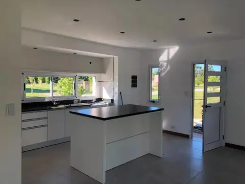 Lawn Tenis e/ 12 y 31 . Pipinas