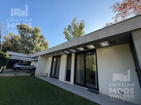 Casa en Venta con 3 cocheras