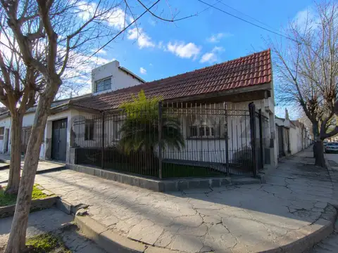 Casa en venta 3 dormitorios cochera y patio zona Facultades