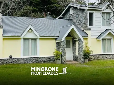 Cod 371 – Propiedad en Carilo con dependencia de servicio en gran lote + Piscina a 4 cuadras del mar