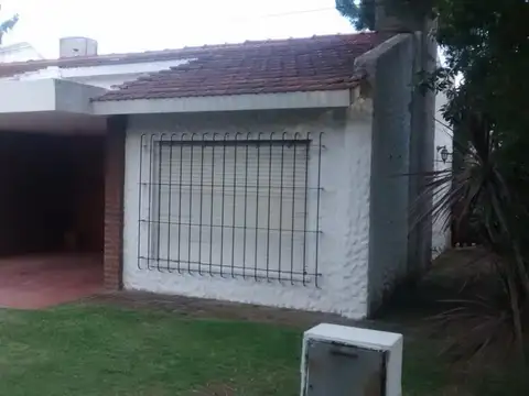 Casa en venta - 2 Dormitorios 1 Baño - Cochera - 200Mts2 - Country Hipocampo, Villa Gesell