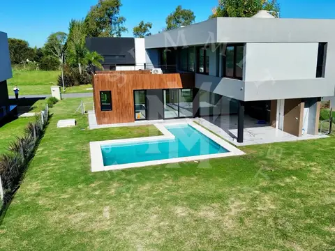 Casa en Alquiler con 4 cocheras