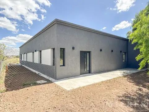 Casa en alquiler anual sobre lote interno area 12 Barrio San Sebastian, Loma Verde