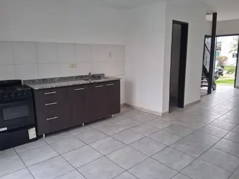Casa en Alquiler con 2 cocheras