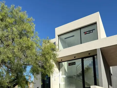 Casa en Alquiler con 1 cochera