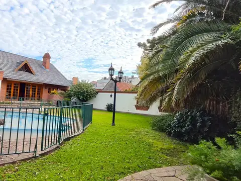 Venta casa Premium, Ramos Mejia  Norte, con jardin y piscina "APTA CREDITO"