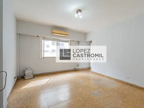 IMPECABLE 3 AMBIENTES! Muy luminoso! Baño a nuevo! Apto profesional! BAJAS EXPENSAS! Apto crédito! ÚNICO! OPORT!
