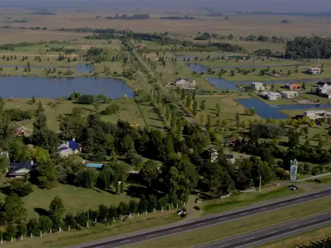 Terreno con fondo a laguna, permutaria x vehiculo