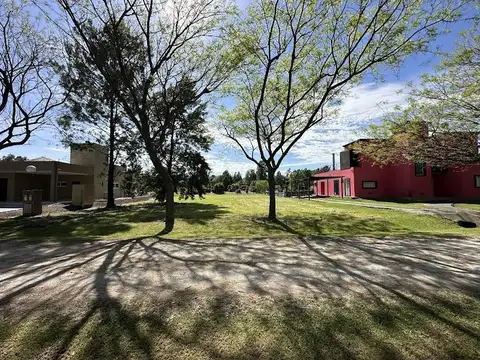 Terreno con fondo a laguna, permutaria x vehiculo