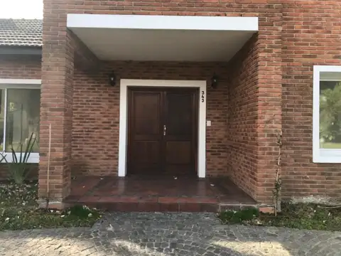 Casa 5 ambientes con 4 baños