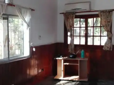 Casa 6 ambientes con 2 baños