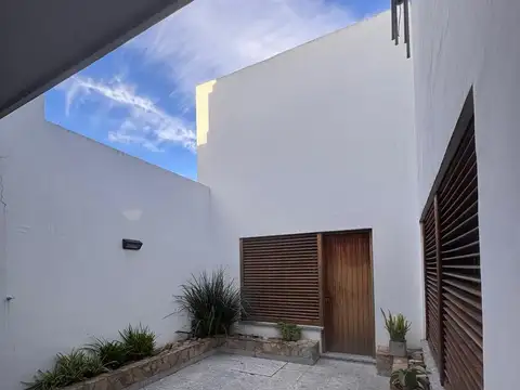 Casa en venta sobre lote propio – Amplia y funcional - Berisso