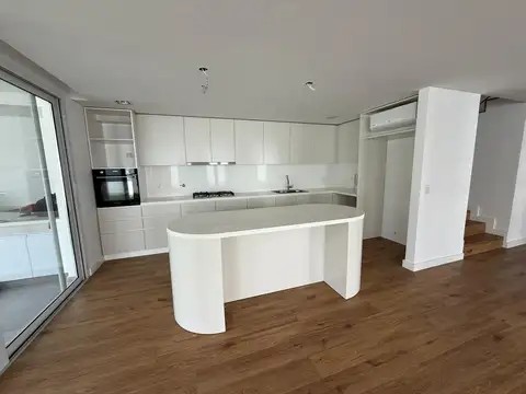 Casa en Alquiler con 2 cocheras