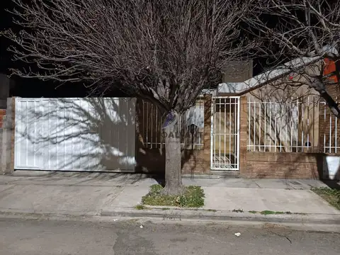 VENTA Casa 2 dormitorios con Galpón. B° Cerro de la Cruz