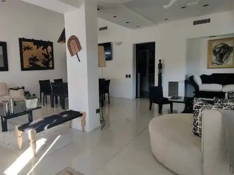 Casa 4 ambientes con 5 baños