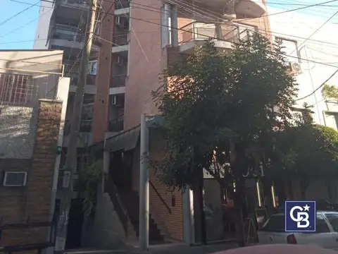 Venta de departamento apto crédito de 3 ambientes con balcón en Ramos Mejía